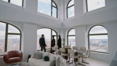 Capture d'Ã©cran de la saison 4 de l'Agence. Visite d'un penthouse Ã  New York.