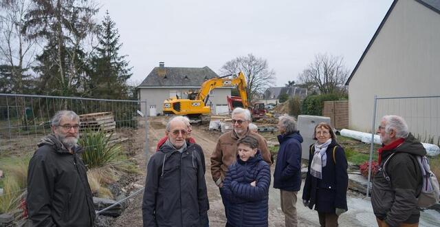 photo des riverains devant le clos de la huetterie, à saint-barthélemy-d’anjou, une ancienne propriété boisée qui est en cours de construction. neuf maisons doivent être réalisées dans ce terrain. 